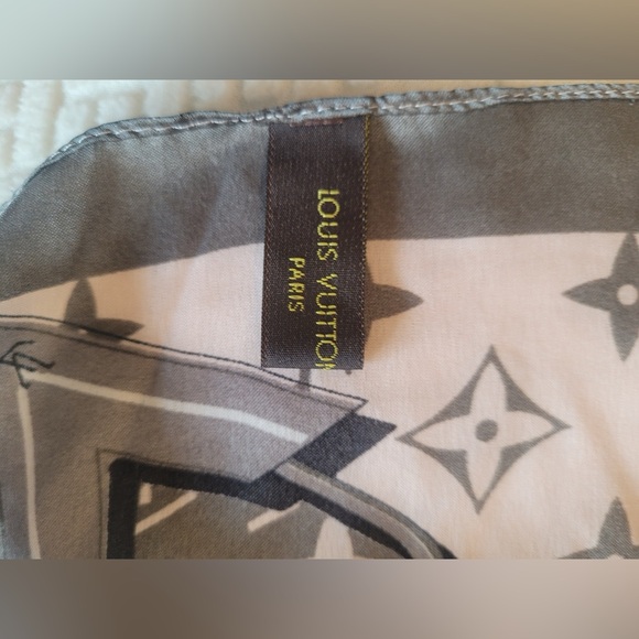 Louis Vuitton Stunning scarf a must have for your wardrobe! - Picture 3 of 3